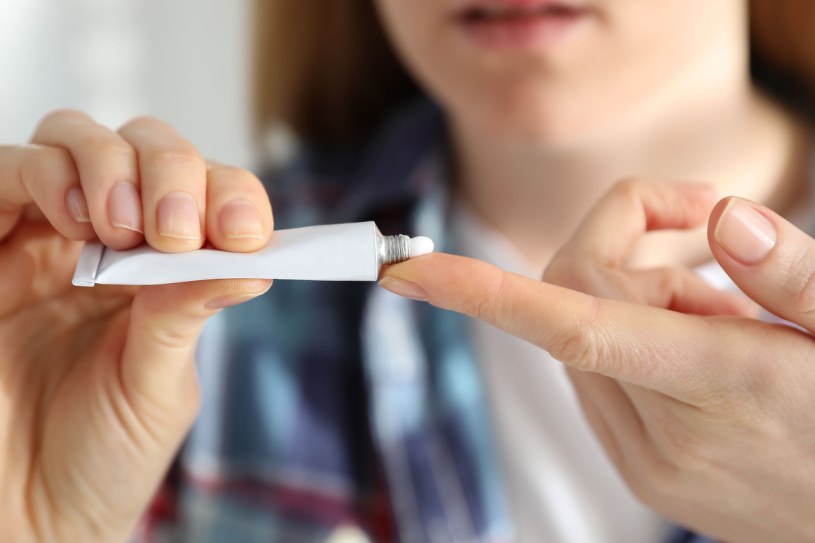 Tę maść warto mieć teraz w kosmetyczce. Działa jak kompres na skórę, dłonie i usta