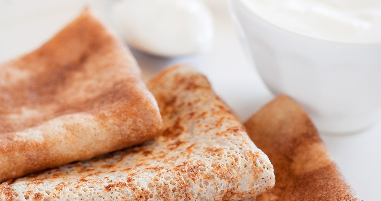 Te naleśniki doskonale smakują z kwaśną śmietaną /laperlafoto /123RF/PICSEL