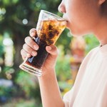 Te napoje zwiększają ryzyko wielu chorób. Polacy piją je nawet codziennie