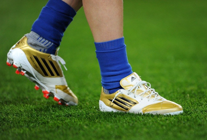 Te niepozorne stopy odziane w lekkie Adidasy F50 strzeliły w całym sezonie 82 gole /Getty Images/Flash Press Media