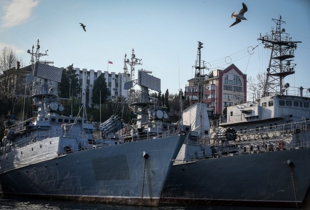 Te okręty stacjonujące w Sewastyopolu jeszcze kilka dni temu należały do Ukrainy /Sergei Ilnitsky /PAP/EPA