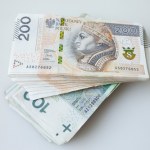 ​Te osoby mogą liczyć na podwyżkę w styczniu. Na koncie pojawi się więcej pieniędzy