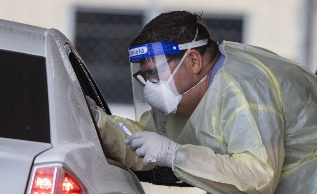 Te osoby najczęściej zakażają się koronawirusem. Najnowsze dane