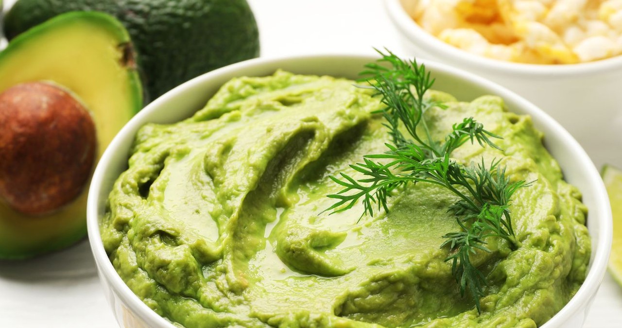 Tę pastę z awokado przygotujesz w kilka chwil. Jest nieziemsko pyszna i zdrowa /AfricaImages /Canva Pro