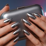 Te paznokcie błyszczą jak miliony. Zimowy trend 2025
