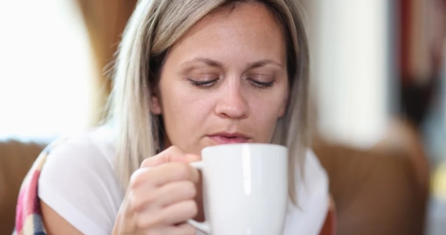 Te popularne wieczorne napoje mogą psuć twój sen i powodować nocne pobudki – sprawdź, czego unikać przed snem /123RF/PICSEL