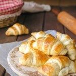 Te rogaliki zrobisz w 20 minut. Bez drożdży i wyrabiania, a smakują jak z cukierni