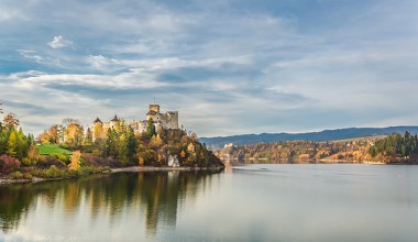 Te ruiny zamku warto odwiedzić jesienią. W okolicy "polskie jezioro Garda" i widok na Pieniny