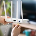 ​Te rzeczy spowalniają internet w domu. Szybko odsuń je od routera