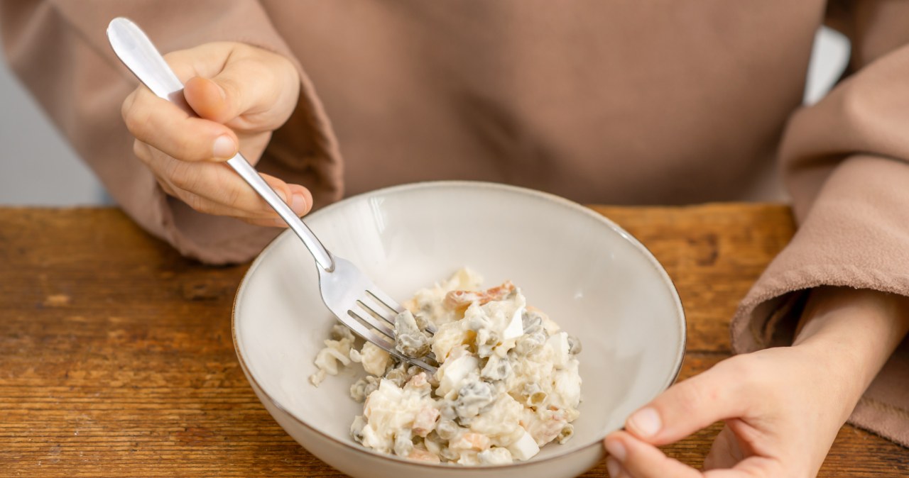 Tę sałatkę regularnie jem na kolację /nebasin1980 /123RF/PICSEL