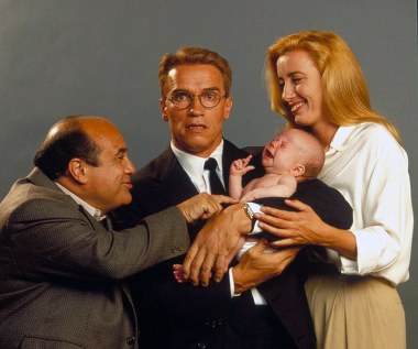 Tę samą rolę pełnił w filmie „Bliźniaki”, który pokazał gwiazdora kina akcji, Arnolda Schwarzeneggera, w nowym, komediowym świetle, łącząc go na ekranie z Dannym De Vito. Reitman reżyserował i produkował kolejne komedie z udziałem Schwarzeneggera: „Gliniarz w przedszkolu” i „Junior”.