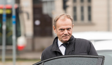 "Te same prędkości przekraczał pan Macierewicz, trzy razy". Sienkiewicz o wykroczeniu Tuska