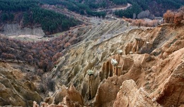 Te skały przybrały niezwykłe kształty. Warto je zobaczyć o zachodzie słońca