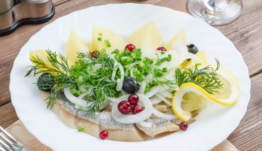 Te śledzie będą gwiazdą świątecznego stołu. Sekretem ten jeden dodatek 