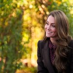 Te sukienki są ciepłe i wygodne. Księżna Kate kocha je jesienią