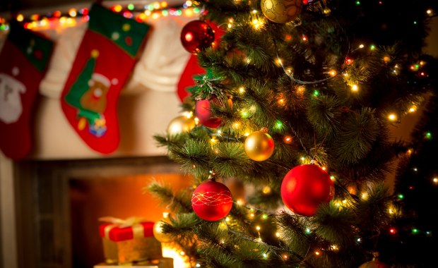 Te święta będą kolorowe i przytulne! Oto najmodniejszy świąteczny trend 2025 roku