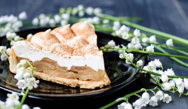 ​Tę szarlotkę zrobisz bez pieczenia. Idealna na ostatni moment