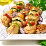 Te szaszłyki z kurczakiem robią furorę na grillu. Mięso wychodzi soczyste i idealnie kruche
