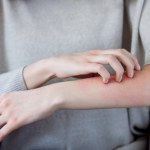 Te ubrania mogą podrażniać wrażliwą skórę. Sprawdź skład, zanim je kupisz