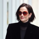 Te ubrania optycznie postarzają. Lepiej ich nie zakładaj, jeśli nie chcesz wyglądać na starszą