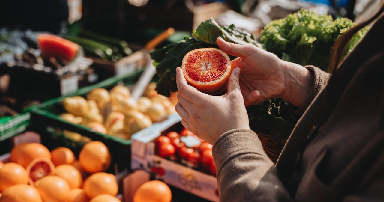 Te warzywa i owoce zimą warto ograniczyć, by dodatkowo nie wychładzać organizmu /Alesia Kozik /pexels.com