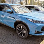 Te zmiany czekają kierowców w 2026 r. Droższe paliwo i nowe wyposażenie aut