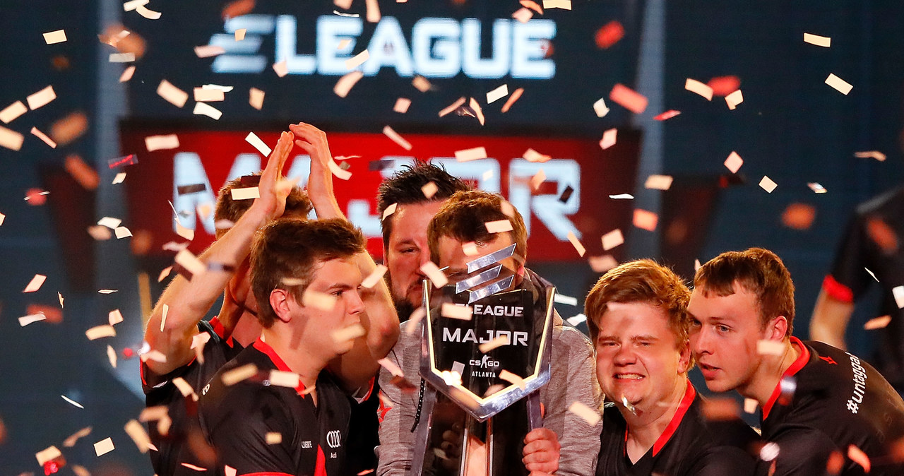 Team Astralis celebrujący zwycięstwo w finale mistrzostw ELEAGUE: Counter-Strike: Global Offensive Major /AFP