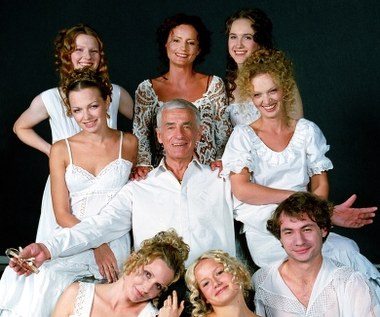 Teatr Hanuszkiewicza często budził kontrowersje; miał swoich gorących wielbicieli, jak i zdecydowanych przeciwników. Recenzenci pisali o nim: "odmóżdżacz polskiego teatru", "niszczyciel kultury polskiej", "barbarzyńca w ogrodzie tradycji".

Jednocześnie praca Hanuszkiewicza spotykała się z uznaniem wielu znaczących osobistości świata kultury. "Pan buduje przedstawienie jak symfonię" - powiedział Hanuszkiewiczowi Witold Lutosławski. "Na miejscu innych reżyserów klasyki popełniłbym samobójstwo, bo to się już nie da inaczej, niż ty to robisz, zrealizować" - mówił do Hanuszkiewicza Jan Kott.