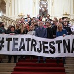 ​"Teatr jest nasz". Protest przed Teatrem Słowackiego w Krakowie