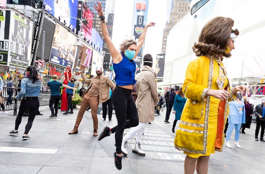 Teatry na Broadwayu w Nowym Jorku są zamknięte już od roku. Z tej okazji artyści przygotowali na Times Square występ zatytułowany „We Will Be Back” /PAP/EPA /PAP/EPA