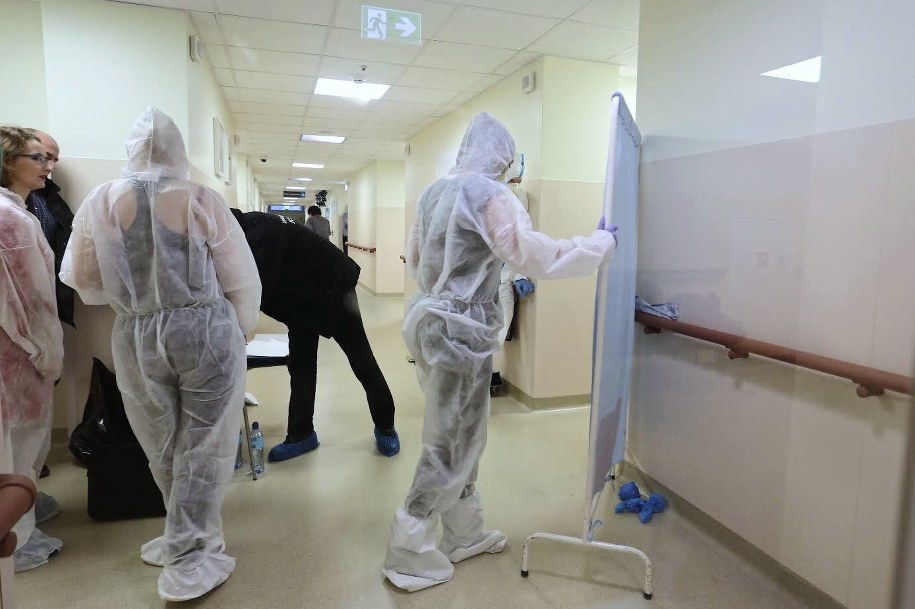 Technicy policyjni podczas pracy w szpitalu św. Wojciecha w Gdańsku /Marcin Gadomski /PAP