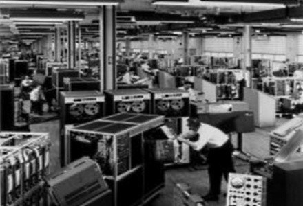 Technicy w hali montażowej konstruują IBM 1401 /HeiseOnline