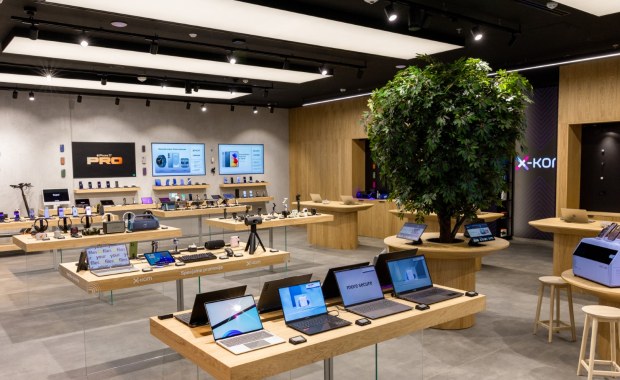 Technologia, design i… roboty. x-kom otworzył zupełnie nowy salon z odświeżonym designem