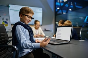 Technologia w szkole okiem belfra. Edukacja z duchem czasu czy zbędne gadżety?