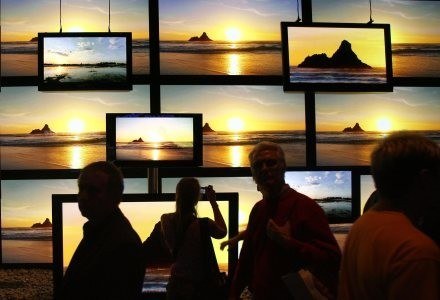 Technologiczny dystans między telewizorami LCD i plazmowymi zmniejsza się /AFP
