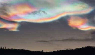 Tęczowe chmury nad Norwegią. W sieci pojawiło się mnóstwo zdjęć