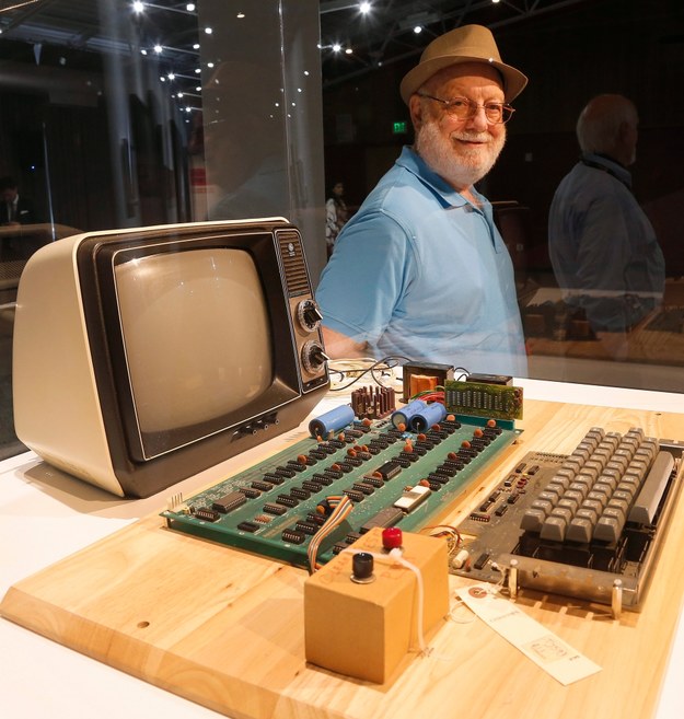 Ted Perry, właściciel (widocznego na zdjęciu) jednego z pierwszych komputerów Apple 1 /TONY AVELAR  /PAP/EPA