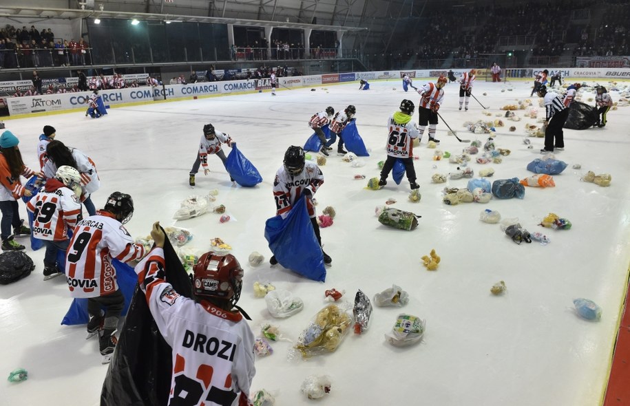 Teddy Bear Toss podczas meczu pomiędzy Comarch Cracovią a GKS-em Tychy w Krakowie, grudzień 2015 /Jacek Bednarczyk /PAP