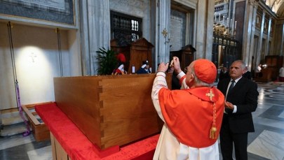 Tego kamery nie mogły pokazać. Watykan opublikował nagranie z pochówku papieża