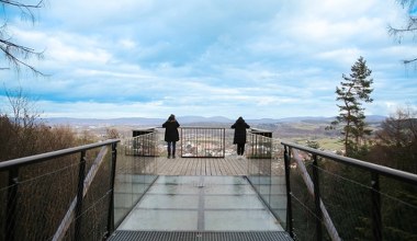 Tego miejsca turyści prawie nie znają. Spacer w koronach drzew zupełnie za darmo 