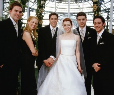 Tego możecie już nie pamiętać... Jedną z pierwszych kinowych ról January Jones (2L) był występ w komedii "American Pie: Wesele" (2003), gdzie wcieliła się w postać młodszej siostry bohaterki granej przez Alyson Hannigan. "Pierwszego dnia byłam trochę zdenerwowana. Uwielbiam dwie pierwsze części - każdy kogo znam, je uwielbia. Ale wydawało mi się, że mogę być tą, która zepsuje imprezę. Myliłam się. Po pierwszym dniu, kiedy każdy był taki miły i pomocny, pomyślałam" 'Dlaczego się w ogóle martwiłam'?" - wspomina aktorka.