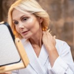 peeling Tego nie rób skórze po 40. Zaskakujące błędy w codziennej pielęgnacji