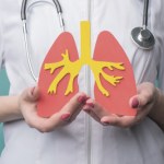 Tego raka Polacy boją się najbardziej. Jak objawia się nowotwór płuca?