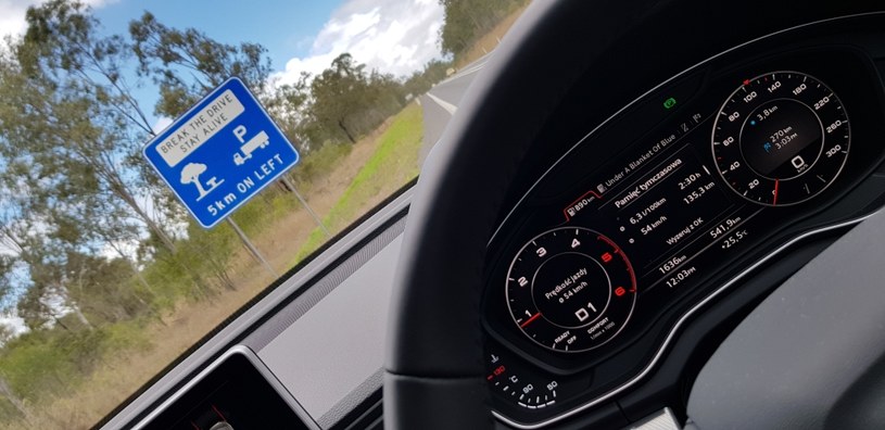 Tego typu tablice (zrób przerwę w jeździe, przeżyj)  to codzienność na drogach w Australii /INTERIA.PL