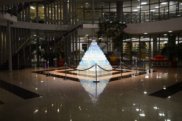 Tegoroczna konstrukcja składa się z ponad 620 półtoralitrowych butelek /fot. Elżbieta Stawska - Biblioteka Uniwersytecka UWM /