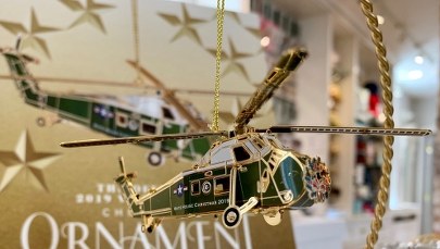 Tegoroczna ozdoba bożonarodzeniowa Białego Domu to… helikopter