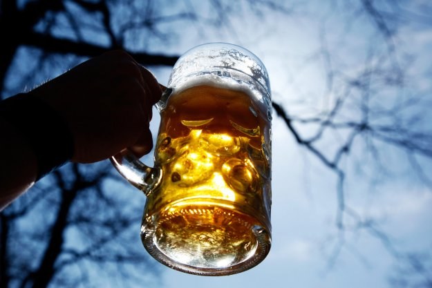 Tegoroczna sprzedaż piwa spadnie o 3-5 proc. w stosunku do roku ubiegłego /AFP