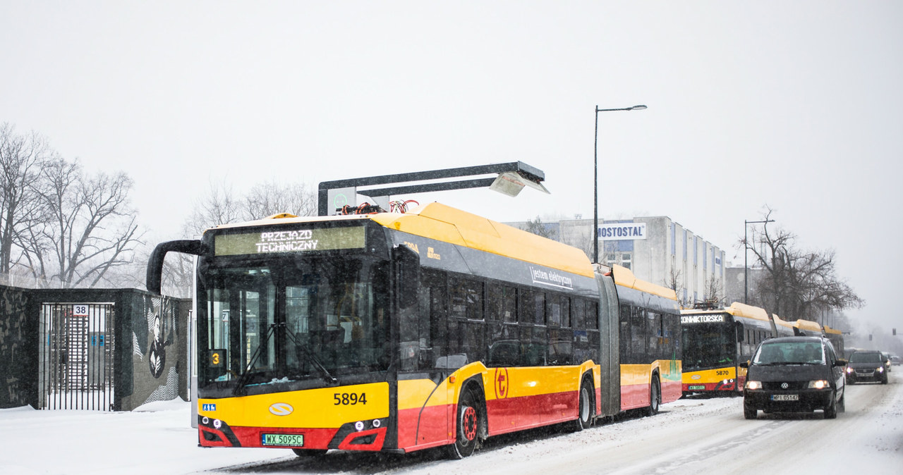 Tegoroczne mrozy mocno obnażyły słabe strony autobusów elektrycznych /Adam Burakowski /Reporter