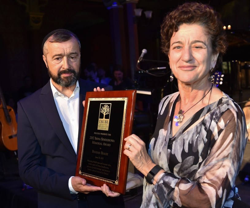 Tegoroczny laureat nagrody im. Ireny Sendlerowej, Bogdan Białek odbiera nagrodę z rąk dyrektora wykonawczego Fundacji Taube Shanny Penn /Jacek Bednarczyk /PAP
