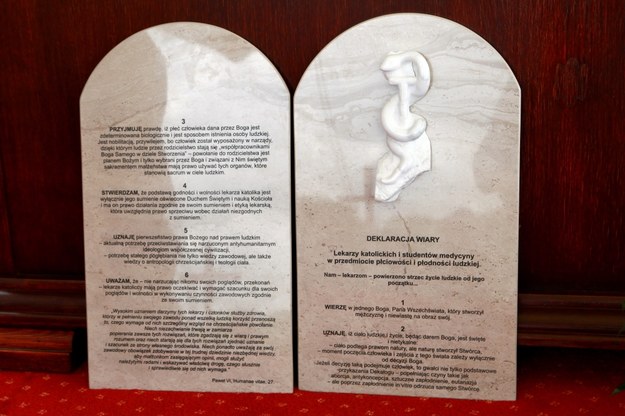 Tekst Deklaracji Wiary, wyryty na kamiennych tablicach, złożono 25 maja na Jasnej Górze w czasie Ogólnopolskiej Pielgrzymki Służby Zdrowia /Waldemar Deska /PAP